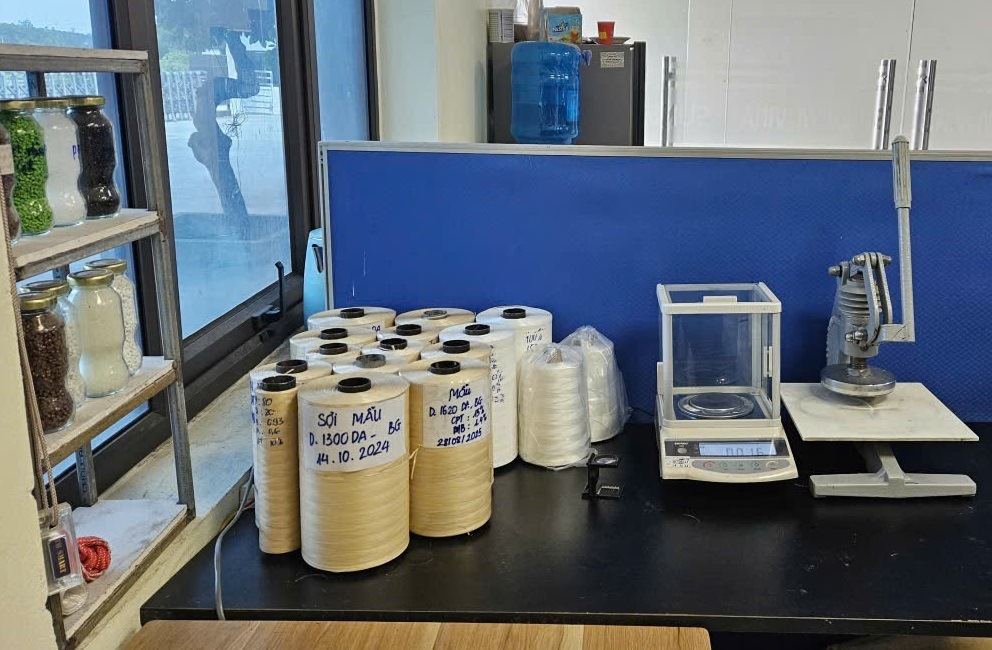 Electronic scale and sample cutter on a testing bench