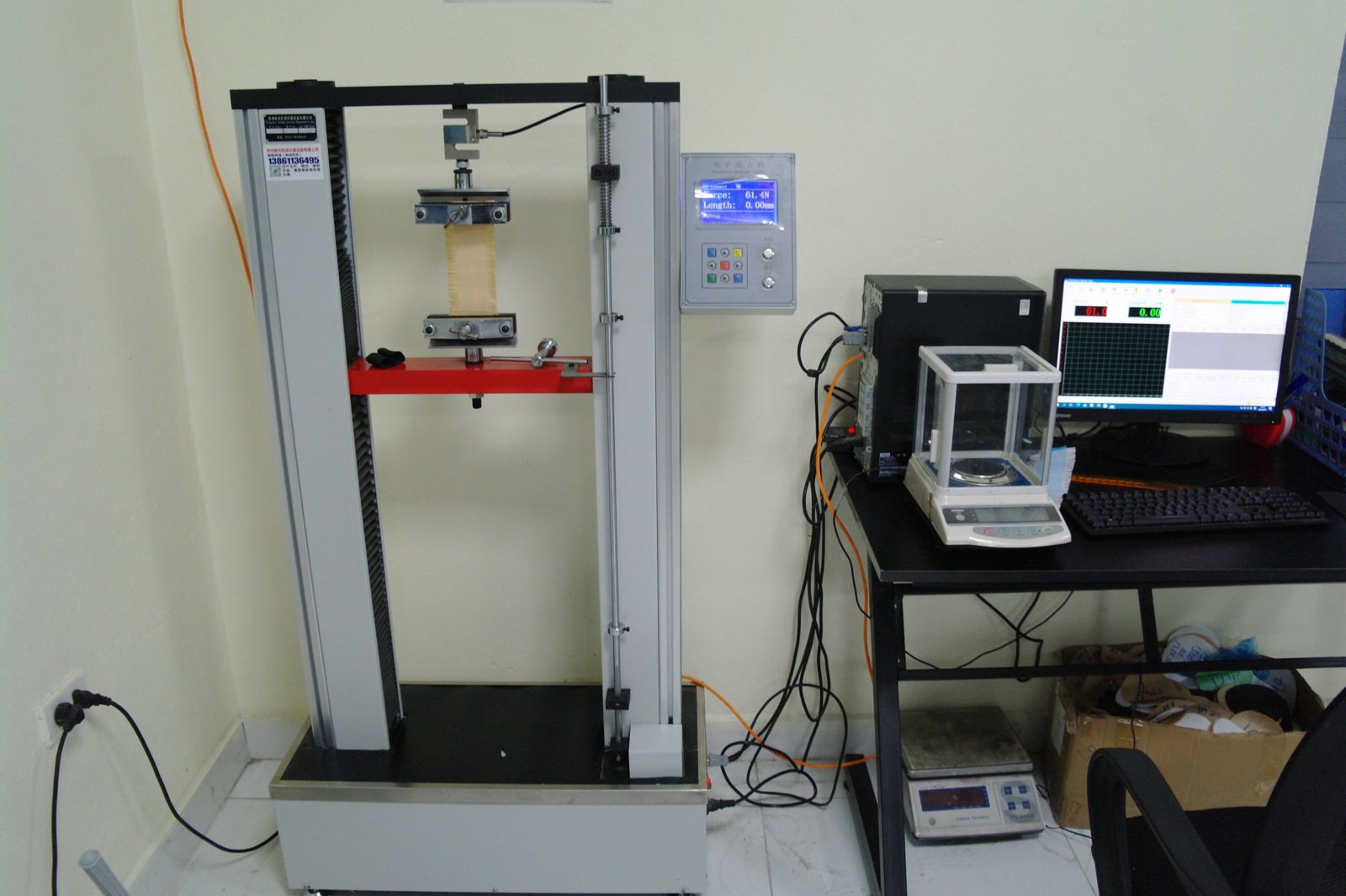 Tensile testing machine with a connected computer