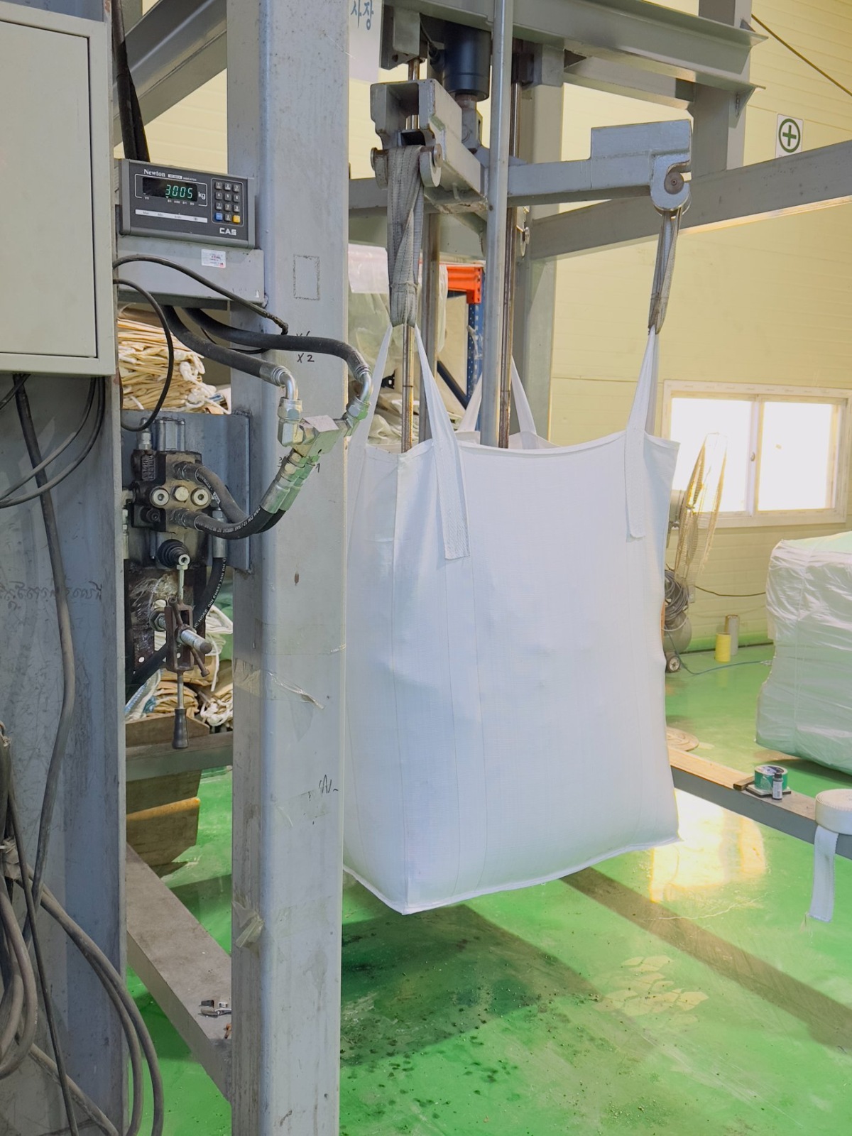 Finished bag suspended in a top-lift load test rig